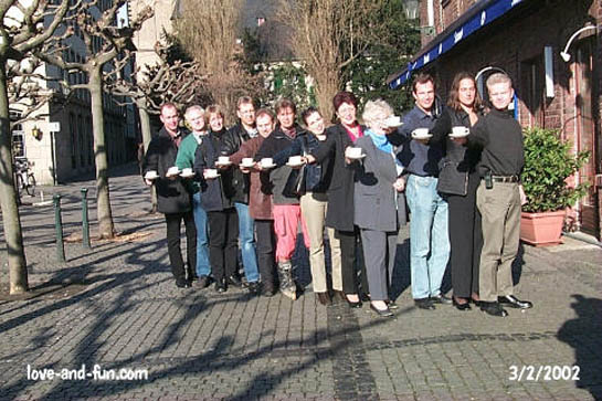 Gäste des Frühstückstreffs Düsseldorf posieren für den Fotografen einer großen deutschen Frauenzeitschrift - Bild der Frau.