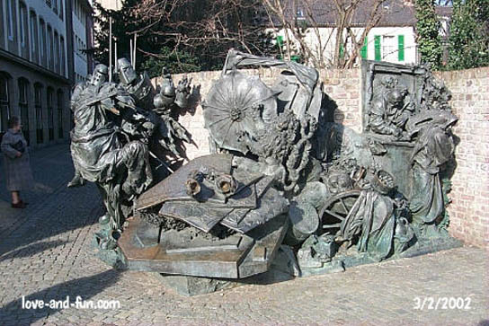 Skulptur am Burgplatz in Dsseldorf